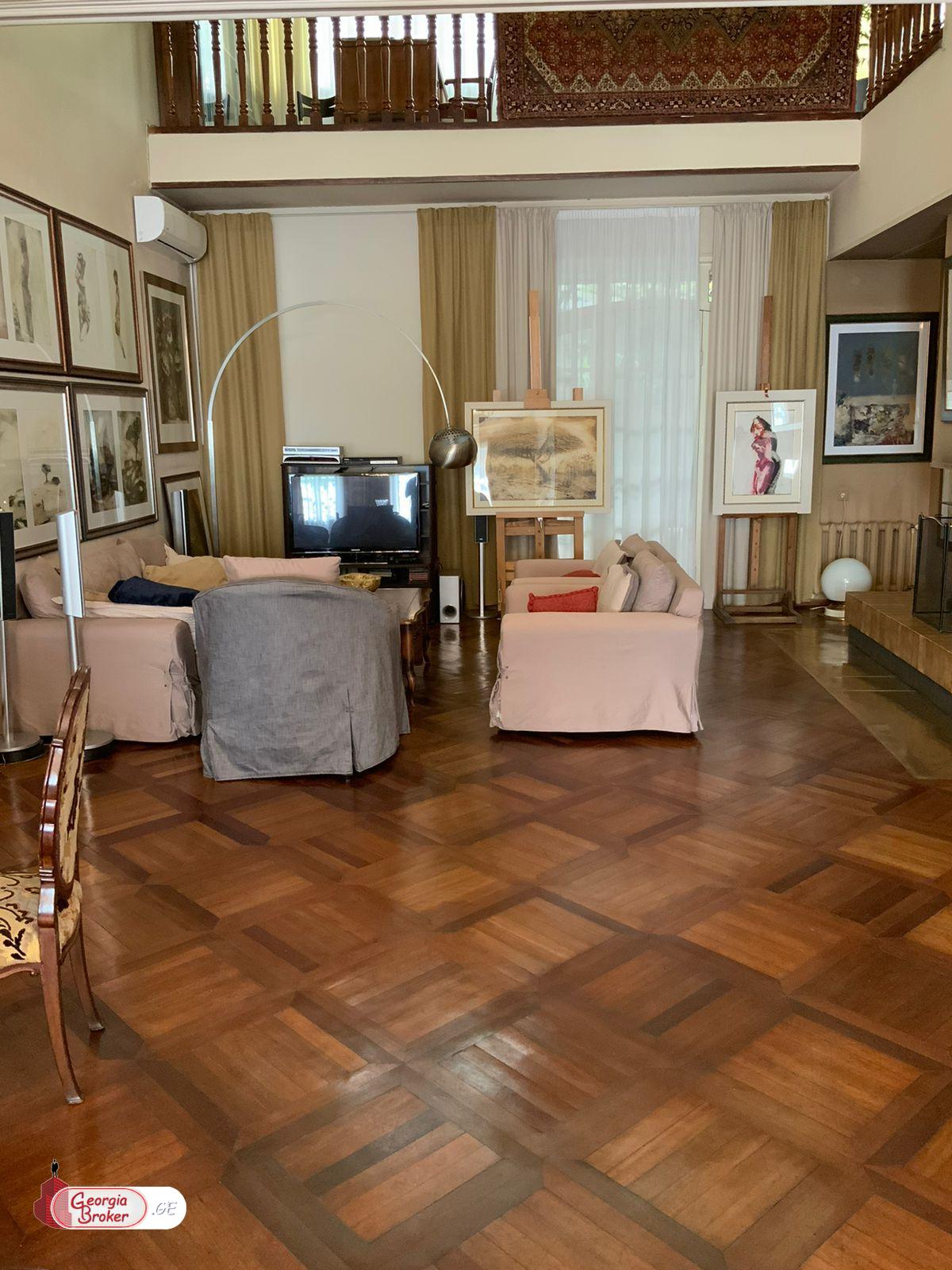 nearly repaired 10-room house for sale